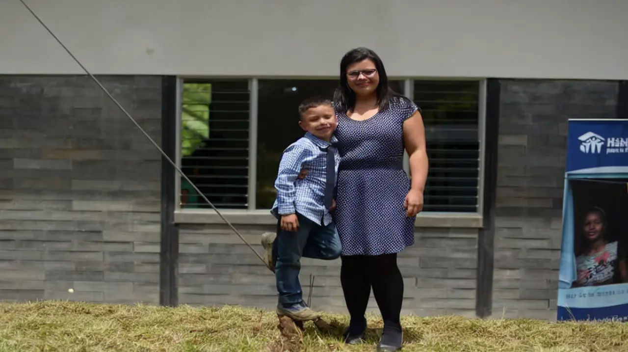 Una costarricense levantó su casa con bloques de plástico reciclado tras años de ahorro