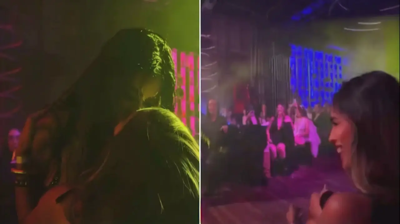 Daniela Celis sorprendió a Juli Poggio con un beso en plena función de Sex