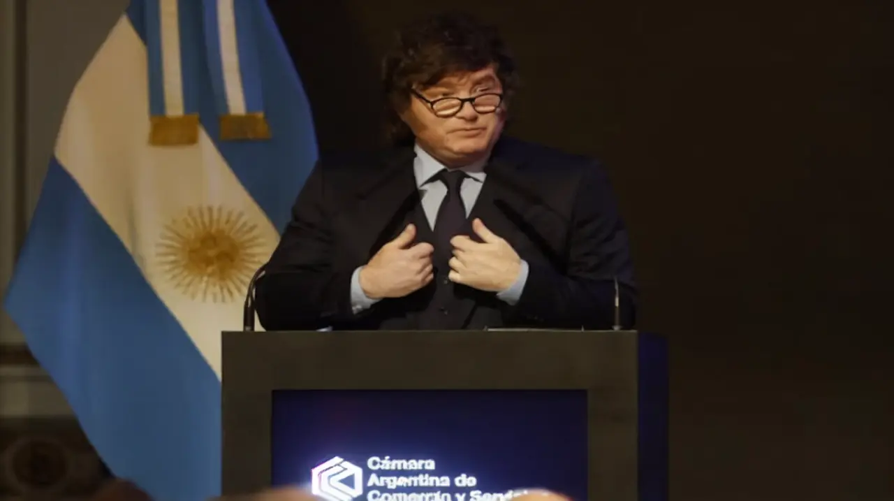 Milei volvió a cruzar a periodistas y Bonelli le respondió con un pedido de moderación