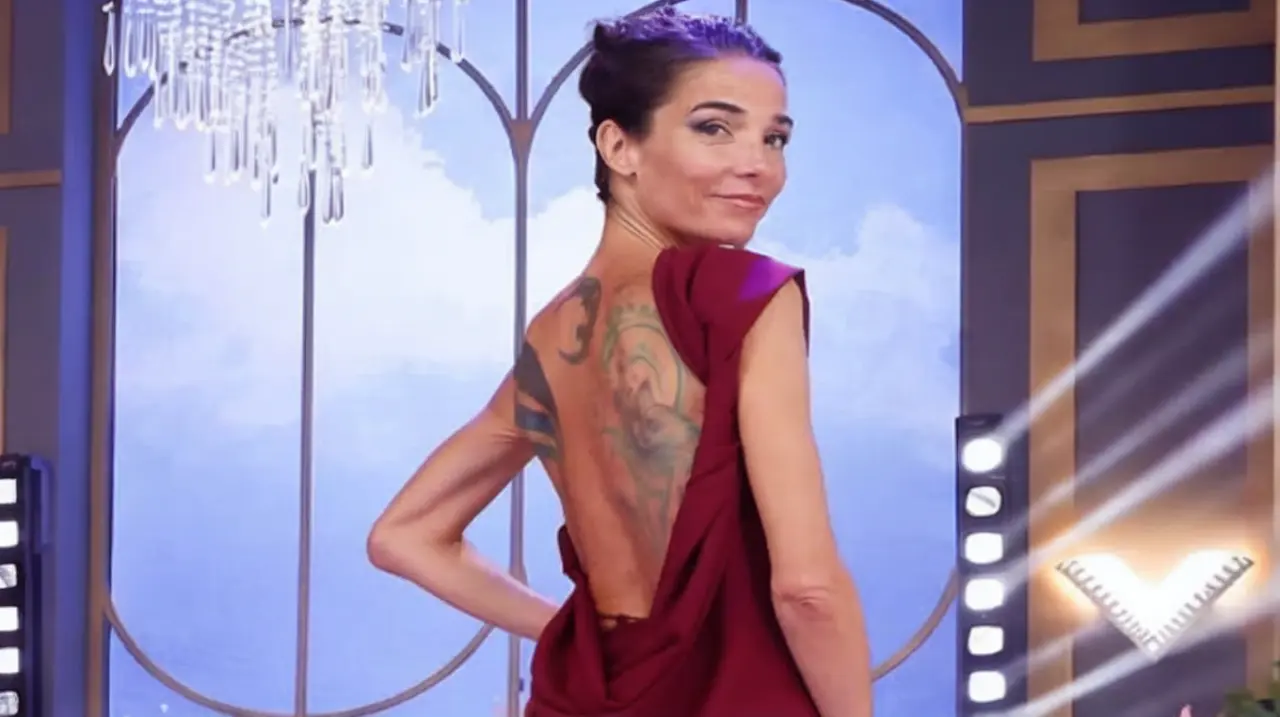 Juana Viale eligió un vestido bordó con espalda al descubierto y advirtió: “Es medio difícil para caminar”