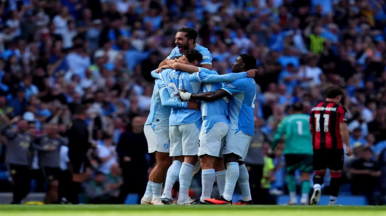 Manchester City se repuso en el debut y Liverpool salvó un empate agónico