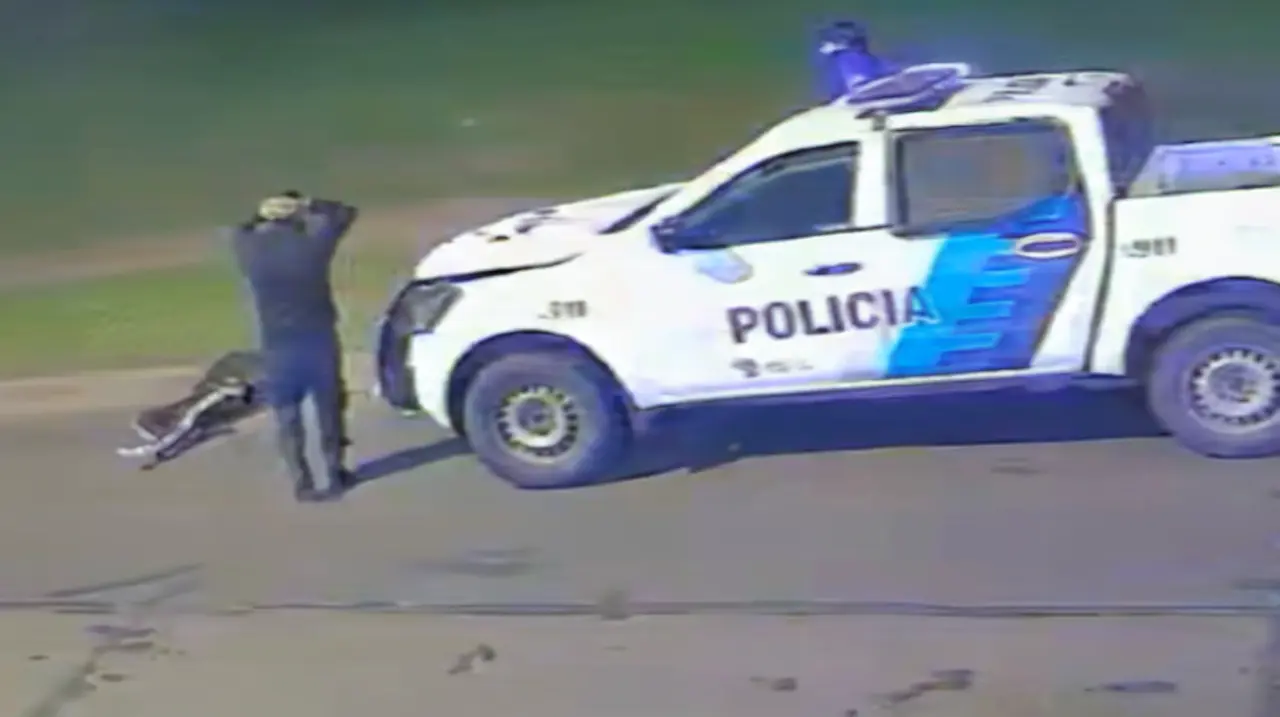 Un patrullero bonaerense atropelló a un hombre cuando iba a una emergencia en Almirante Brown