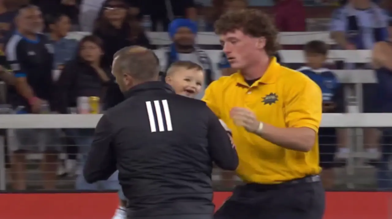 Un bebé ingresó a la cancha durante un partido de la MLS y fue retirado entre aplausos