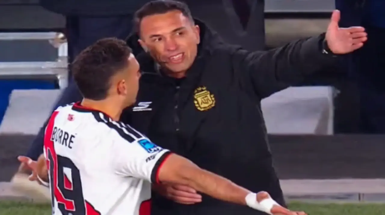 River quedó expuesto por una regla del Mundial y Vélez casi aprovecha el hombre de más