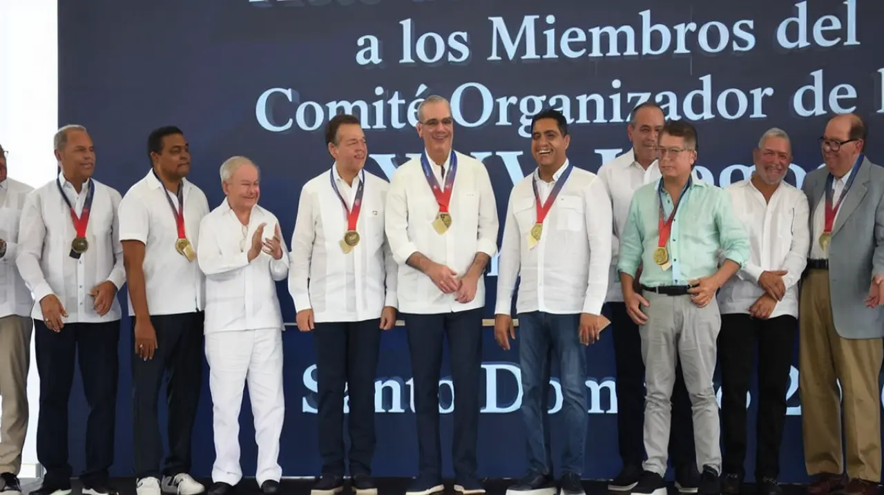 Abinader recibe una medalla por su apoyo a Santo Domingo 2026