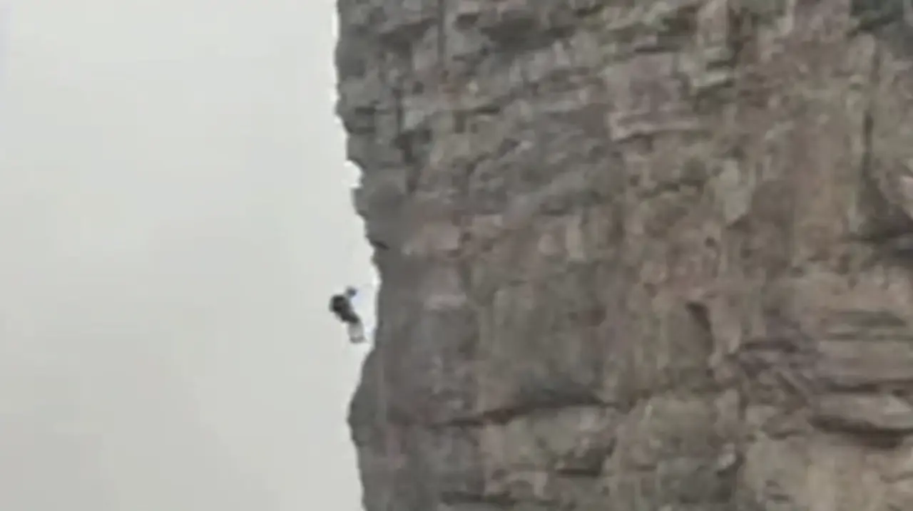 Un alpinista quedó colgando durante horas a 50 metros de la cima de una montaña en Italia