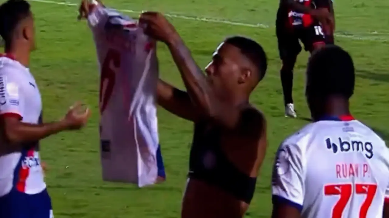 Un festejo inspirado en Messi desató un escándalo en el clásico de Salvador