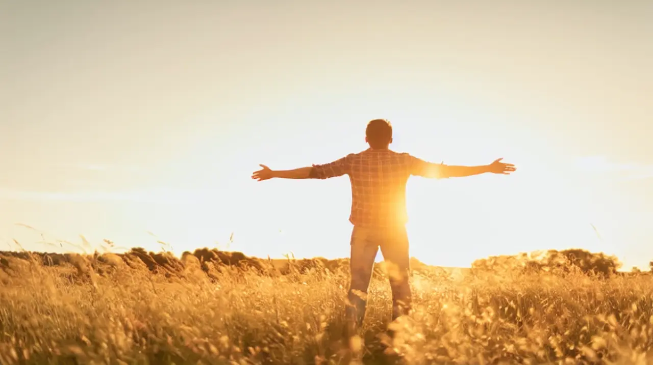 Tony Robbins vinculó el sufrimiento con el ego y propuso la gratitud como salida