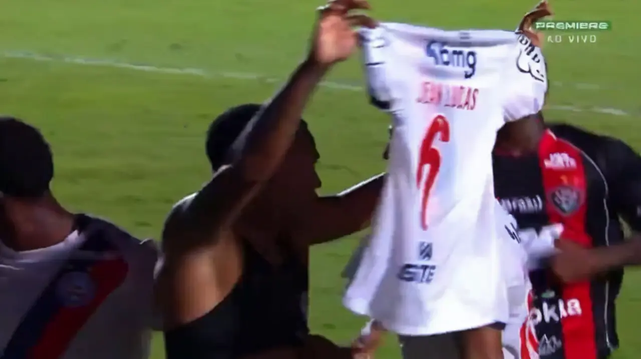 Un gol en el clásico Bahía-Vitória derivó en un cruce tenso, con robo de camiseta y empujones