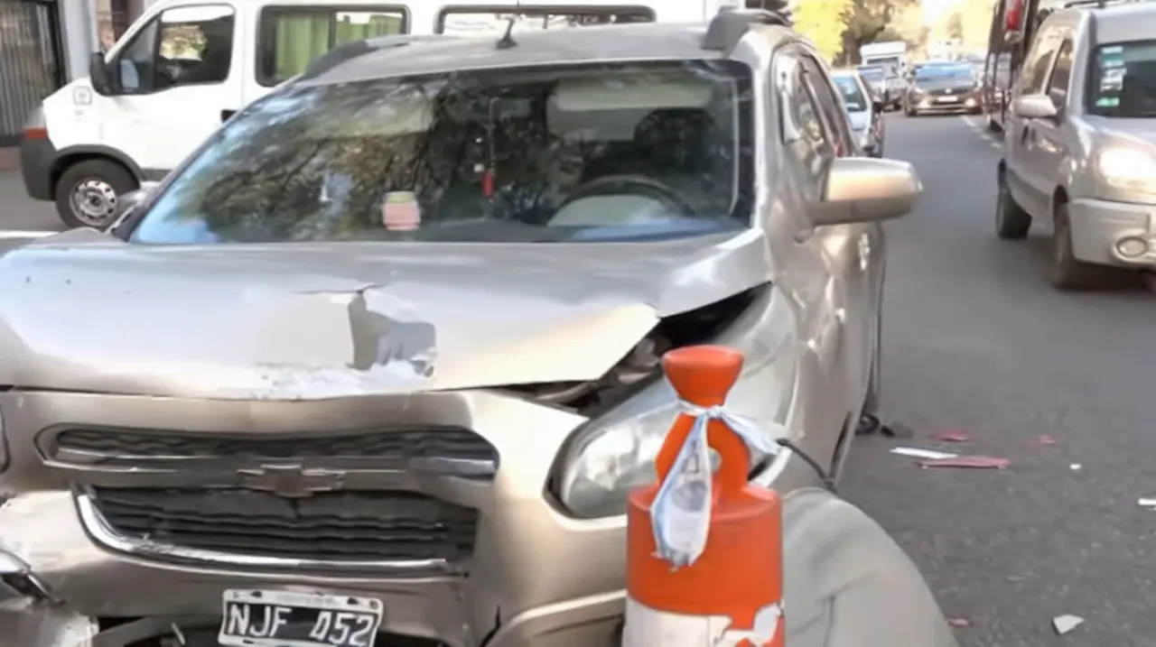 Un hombre alcoholizado chocó dos autos en Mataderos e intentó escapar