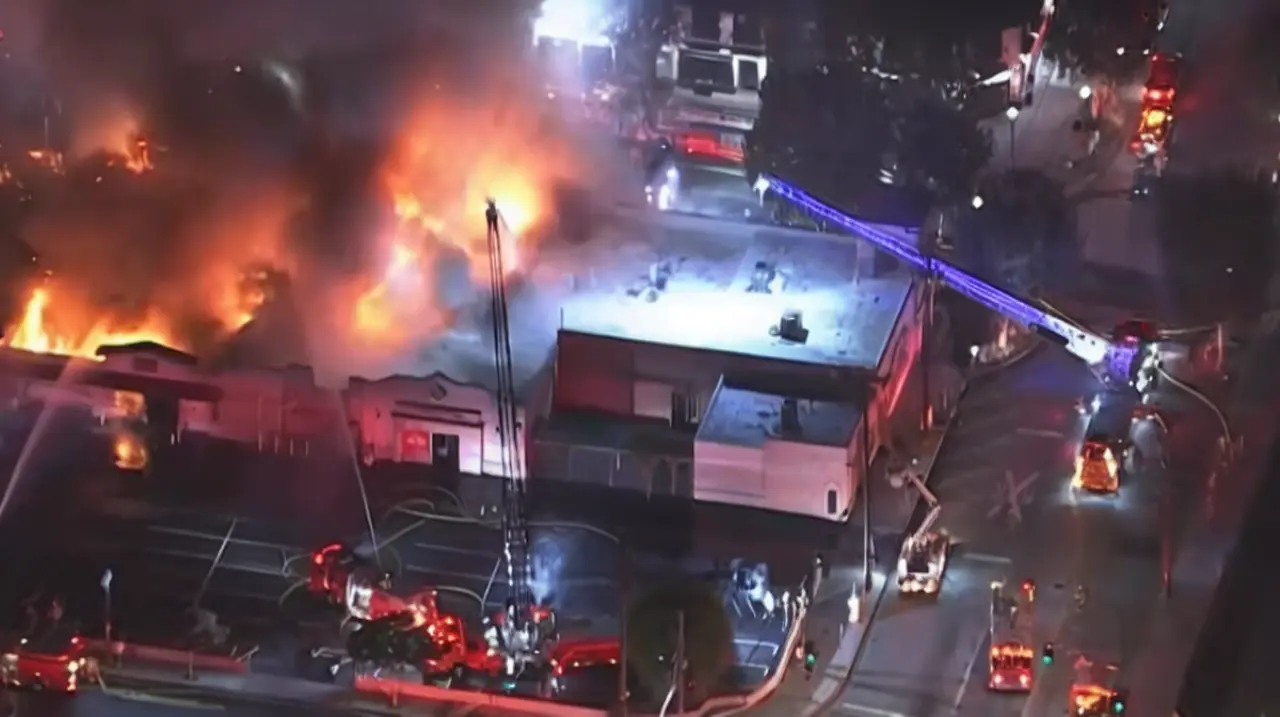 Un incendio arrasó varios comercios en Old Town Newhall y obligó a un amplio operativo de bomberos