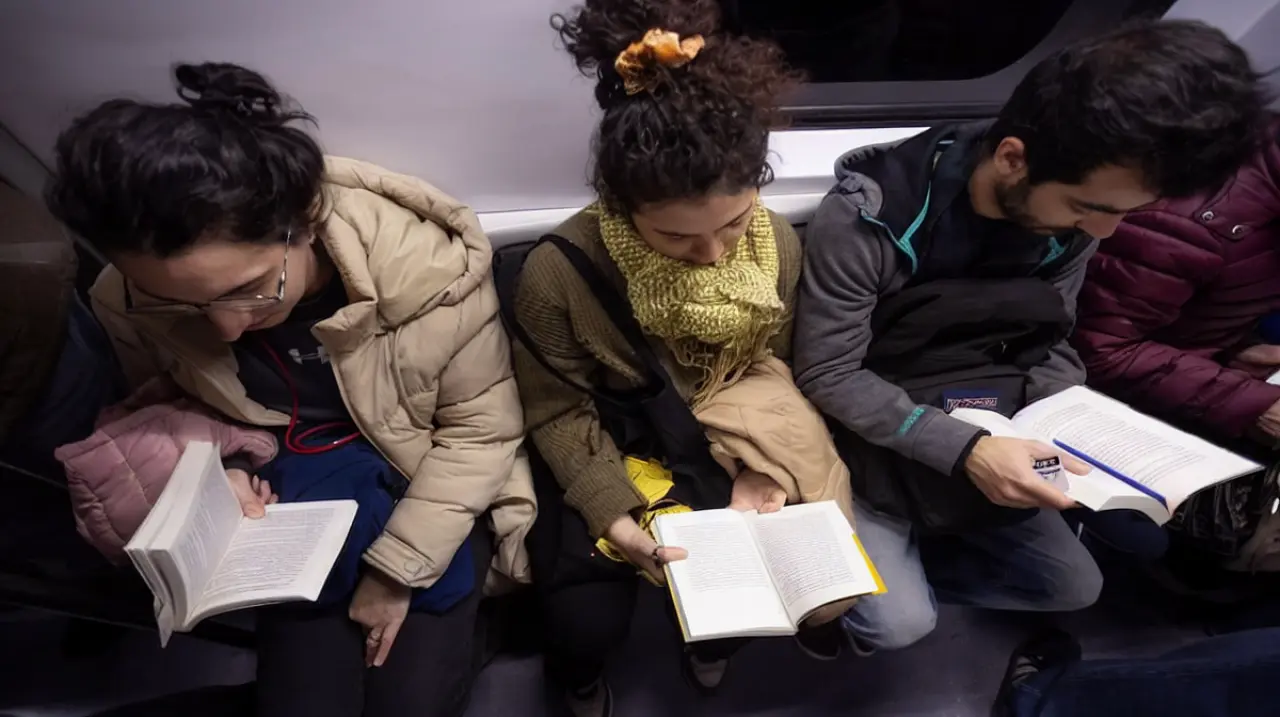 El subte se llenó de lectores para celebrar el Día del Lector