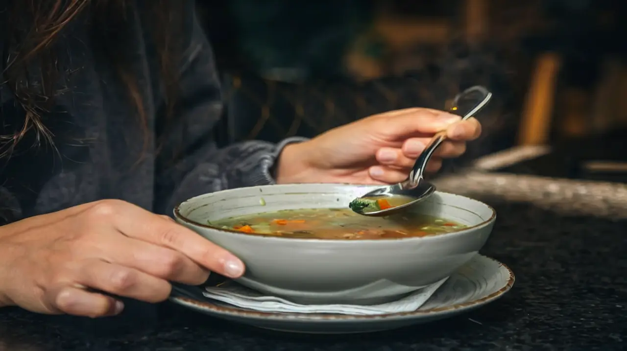 La cena también tiene horario: por qué conviene no comer demasiado tarde