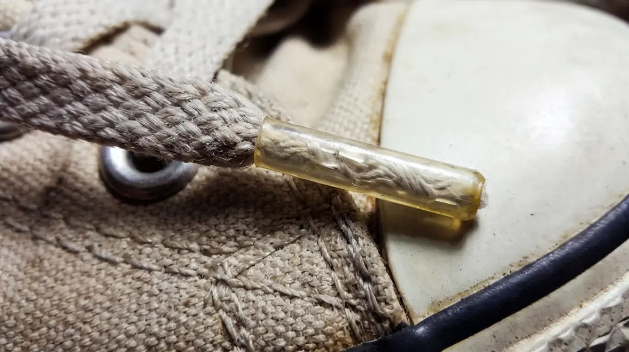 La pequeña punta de los cordones que evita un problema cotidiano
