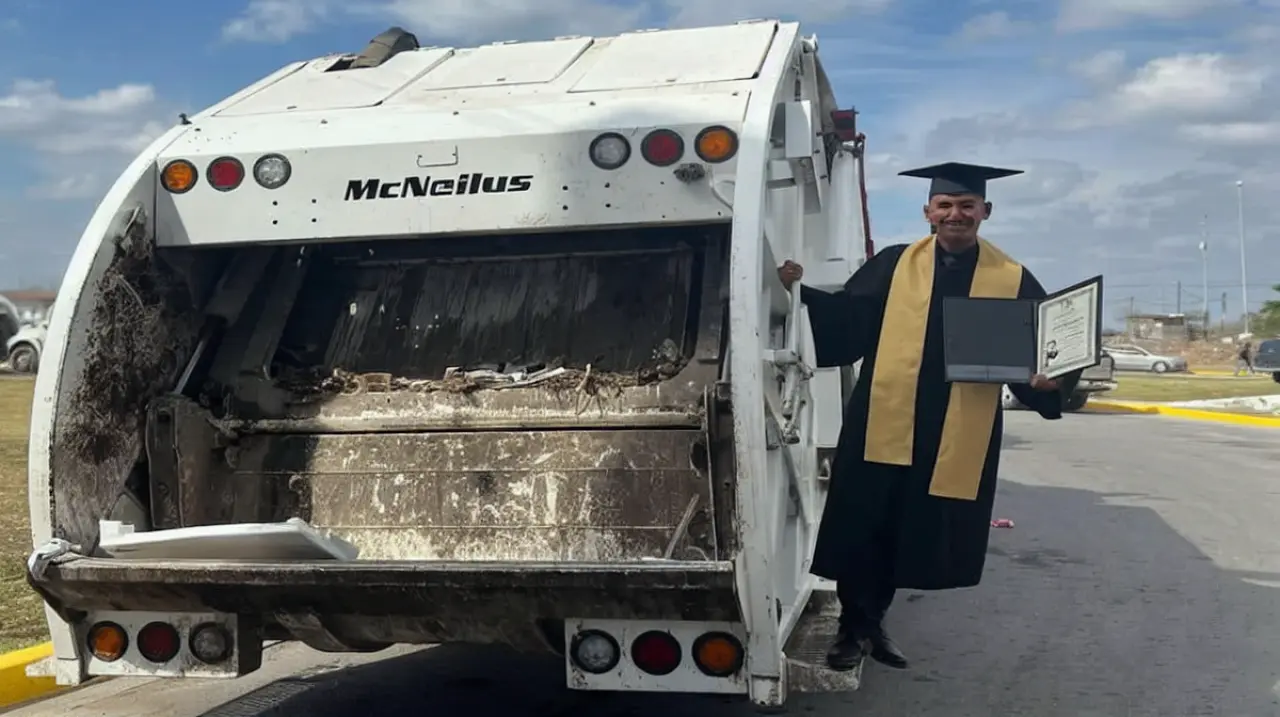 Se graduó de Derecho y celebró su logro sobre el camión de basura en el que trabajó cinco años