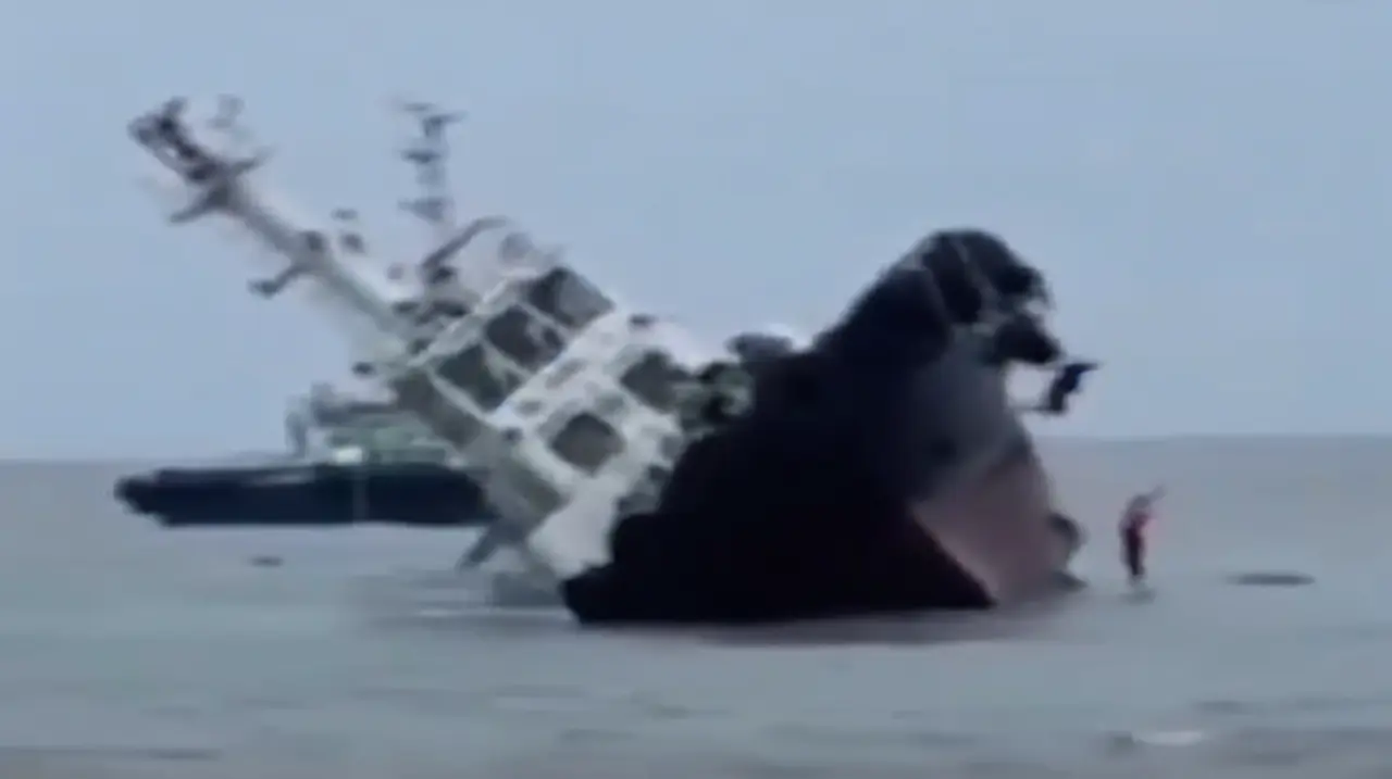 Un remolcador se hundió frente a Filipinas y diez tripulantes saltaron al mar para salvarse