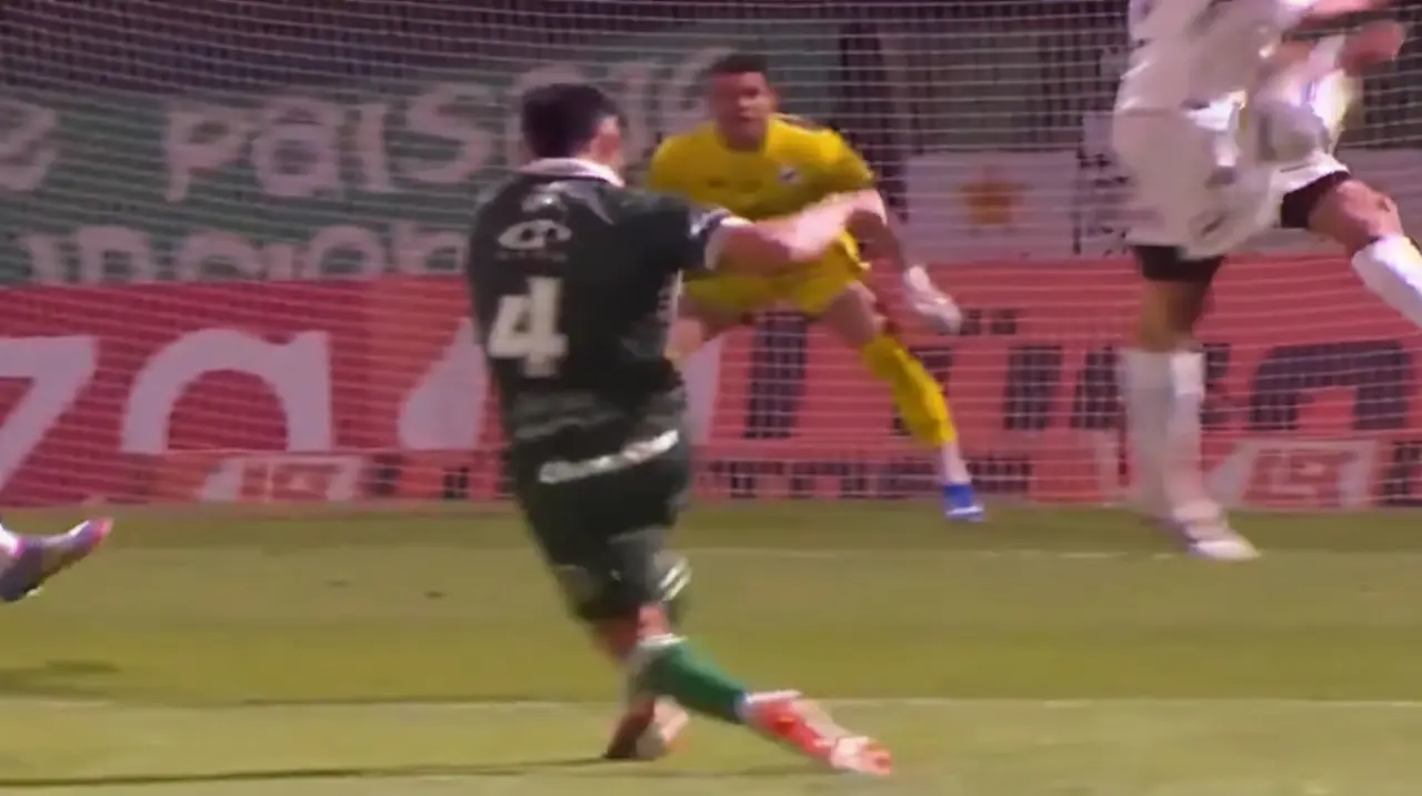 Ferro ganó con un penal polémico y se afianzó en la cima de la Primera Nacional
