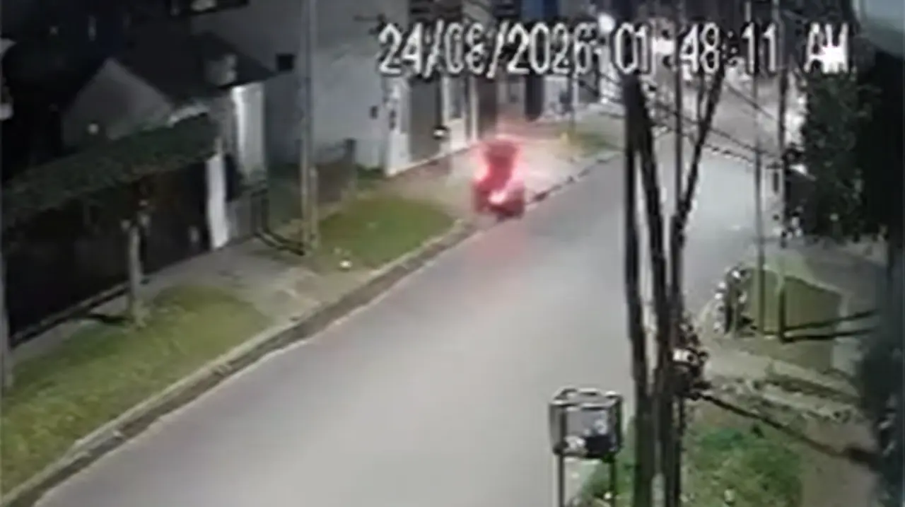 Choque fatal en Quilmes Oeste: perdió el control, se subió a la vereda y murió tras impactar contra un local