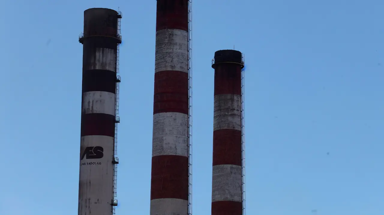 San Nicolás: la única central a carbón del país sigue activa y mantiene en alerta a los vecinos
