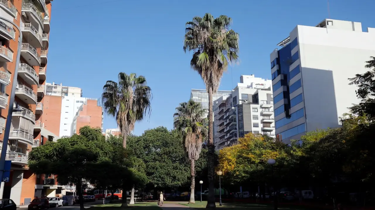 El mercado inmobiliario muestra dos ritmos: las compraventas se sostienen, pero el crédito se retrae