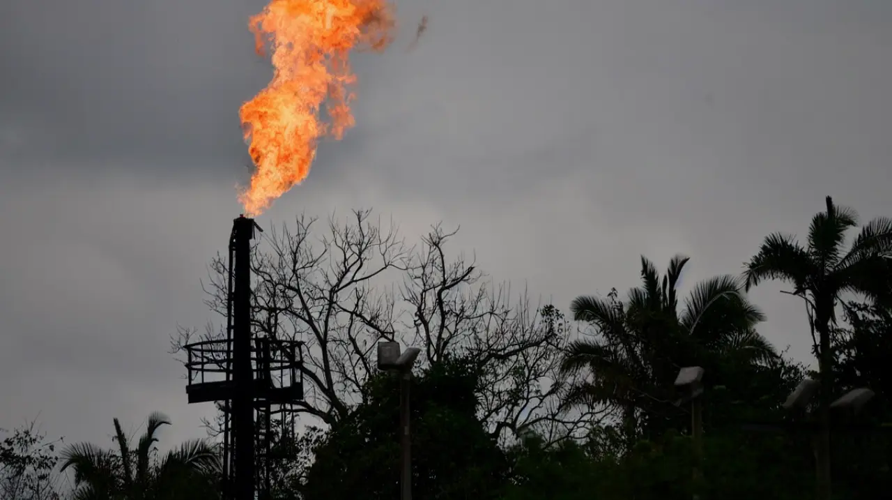 El petróleo retrocede por señales sobre Ormuz y mayor presión económica de Washington sobre Irán