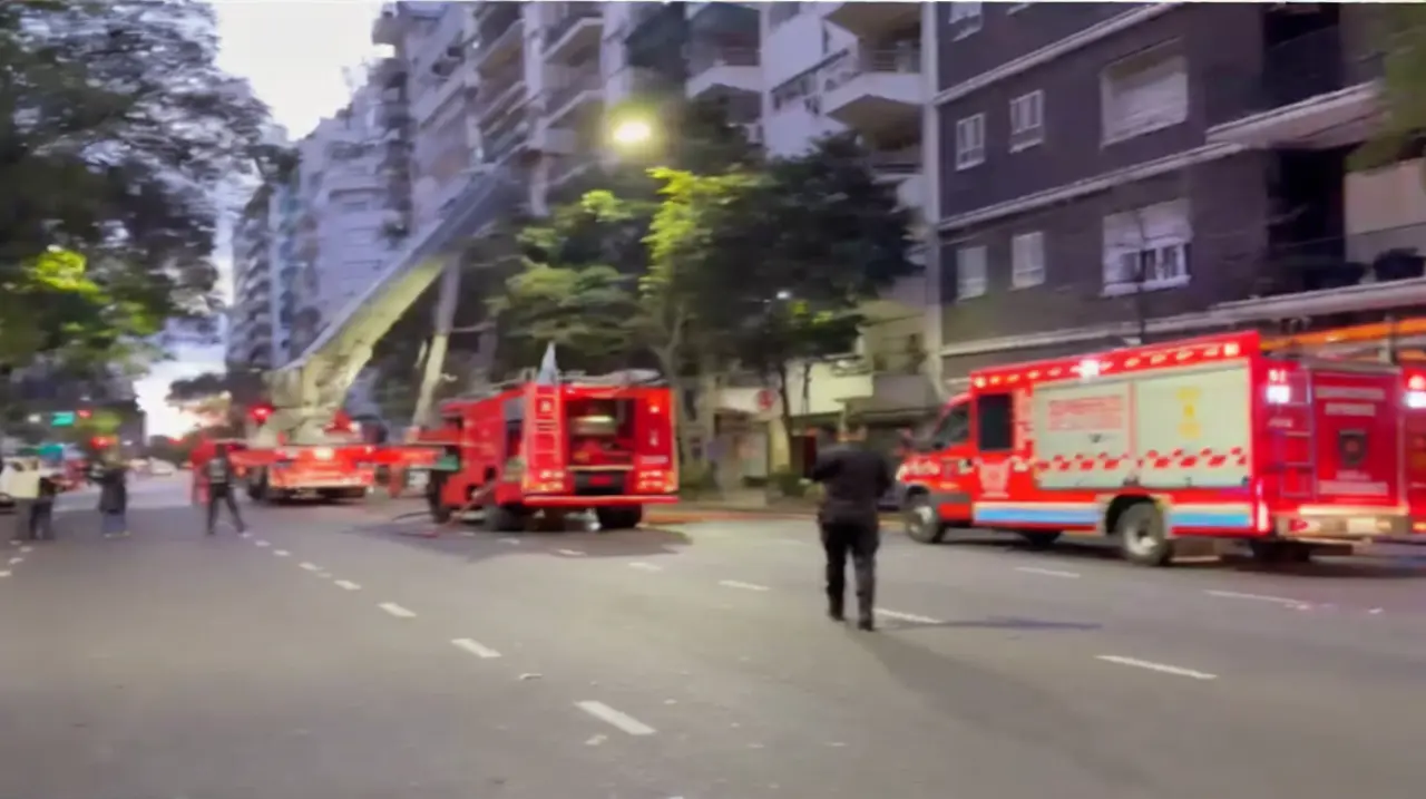 Incendio en Recoleta: evacuaron un edificio y una persona fue trasladada por inhalación de humo