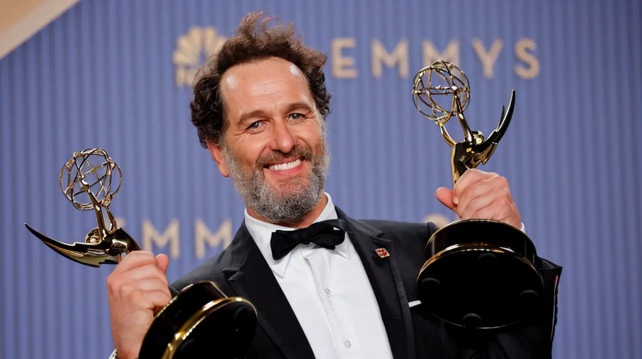 Matthew Rhys completa un histórico triplete de premios Emmy