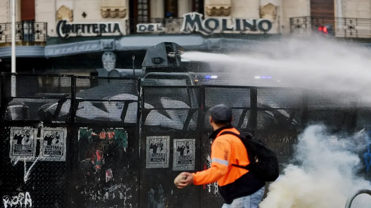 El Gobierno calificó de ataque a la democracia los incidentes durante la marcha universitaria