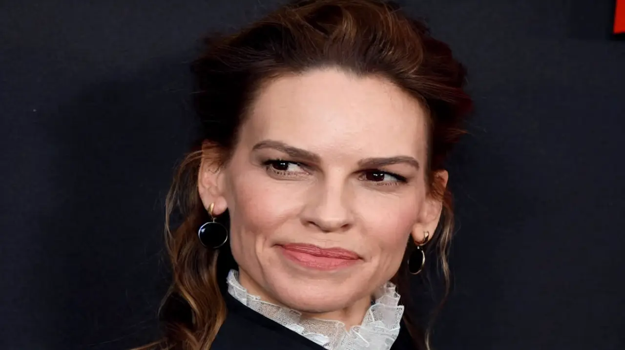 Hilary Swank anunció que será madre a los 52 años y respondió a las críticas