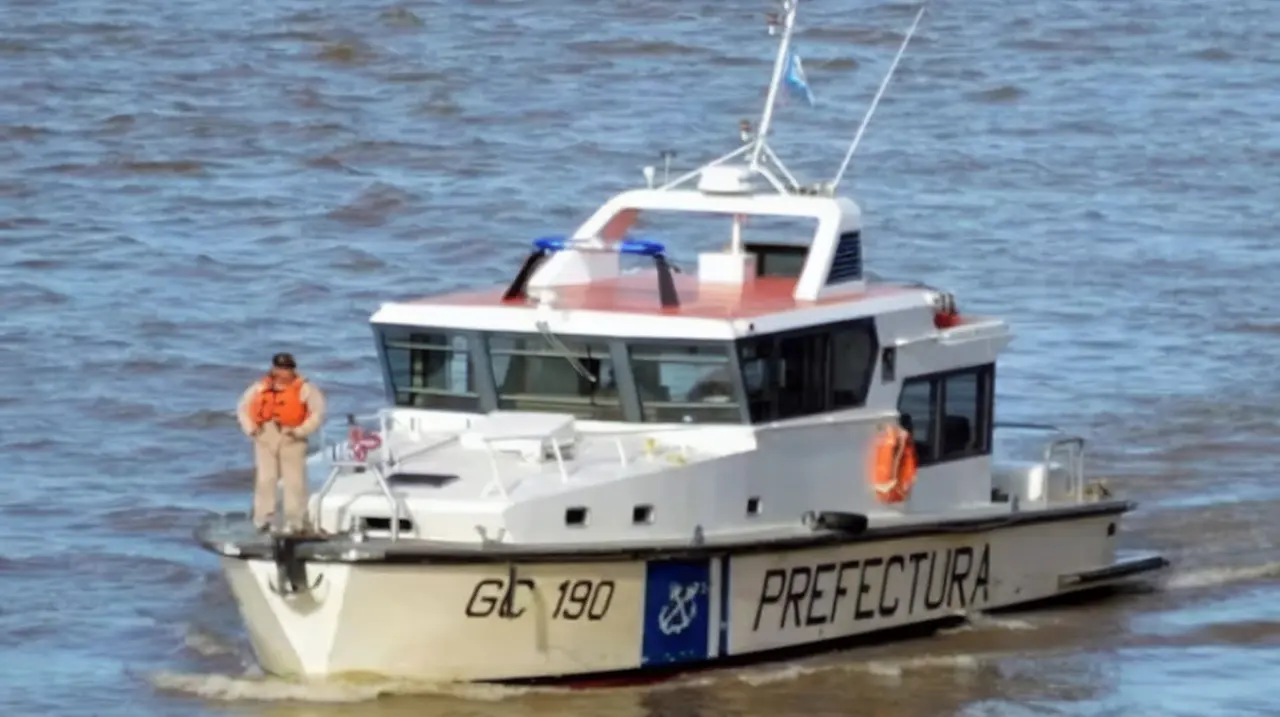 Buscan a tres pescadores desaparecidos tras el vuelco de una lancha en el río Paraná