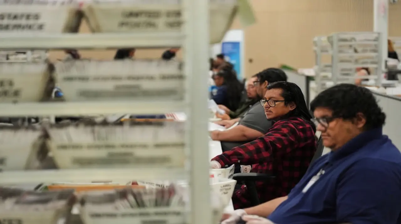 EE.UU. amenaza con procesar a funcionarios de California por contar votos de presuntos no ciudadanos