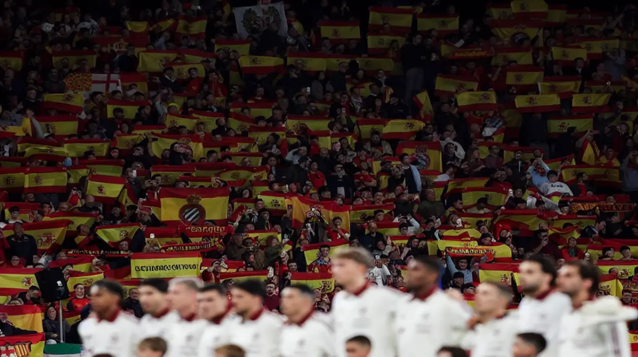 La FIFA mantiene la multa y el cierre parcial para España por cánticos racistas