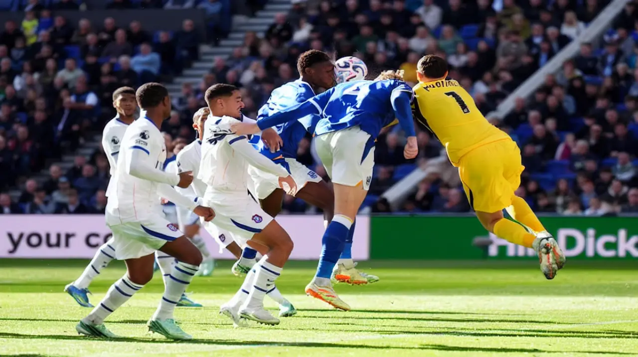 Dibu Martínez fue trasladado al hospital tras un fuerte choque durante Chelsea-Everton