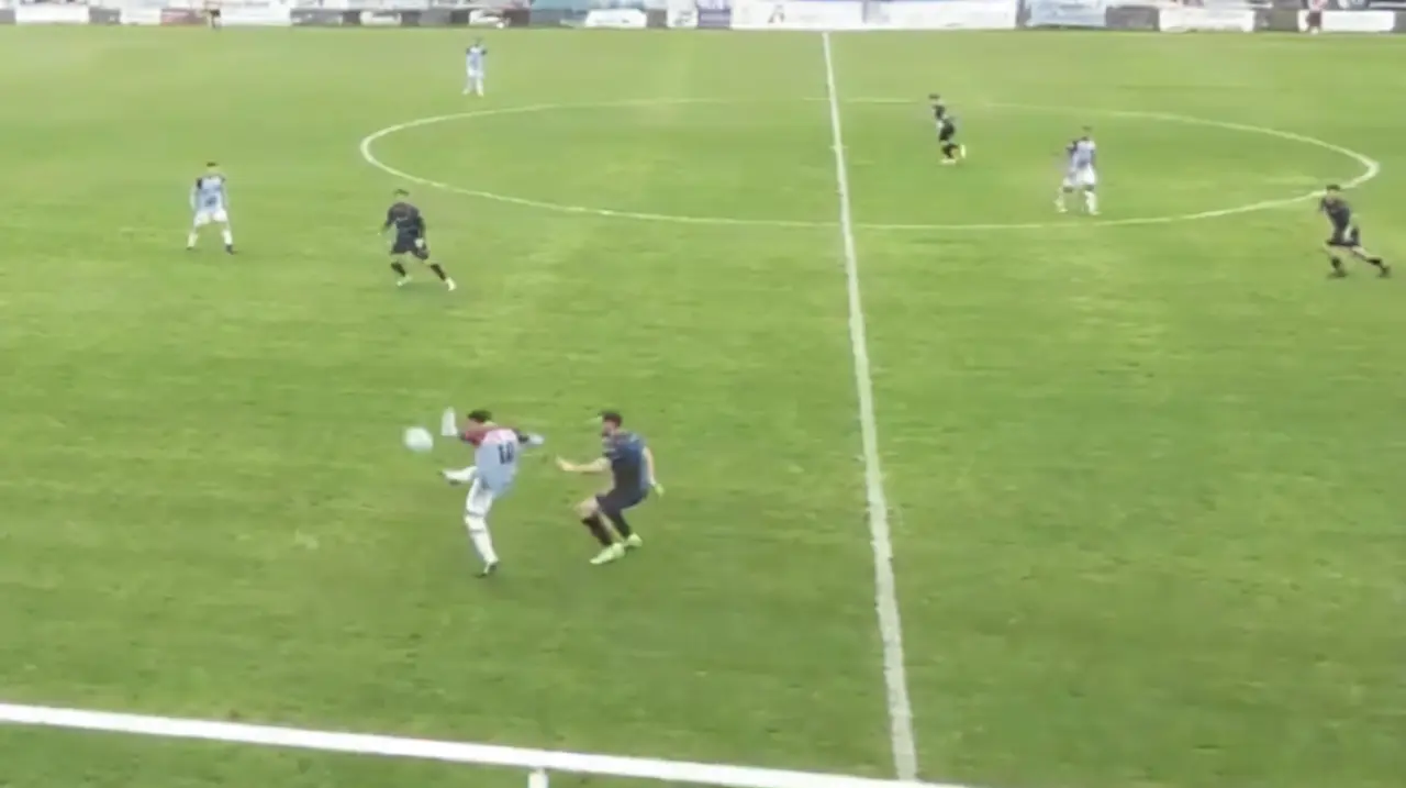 Un despeje desde mitad de cancha terminó en gol en contra y complicó a UAI Urquiza