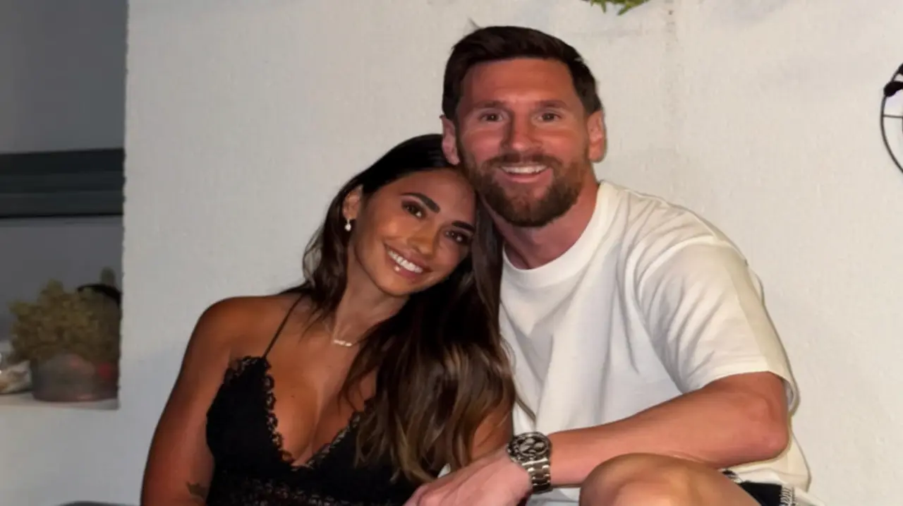 Messi y Antonela acompañaron a Ciro durante un partido infantil