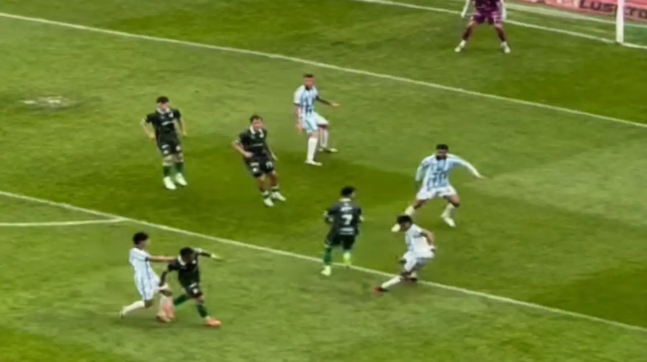 Ferro derrotó a Racing de Córdoba y quedó a un paso de la final por el ascenso
