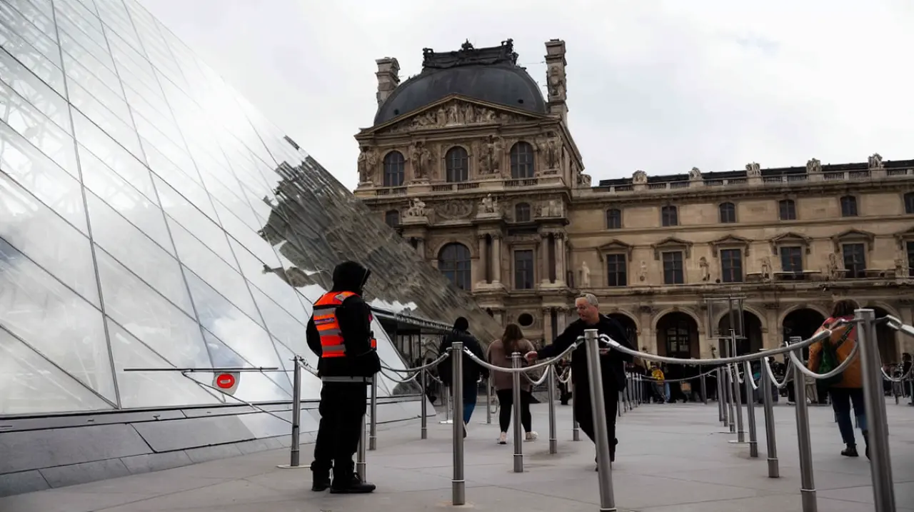 Francia: el Louvre permanece bloqueado y los chalecos amarillos convocan a nuevas protestas
