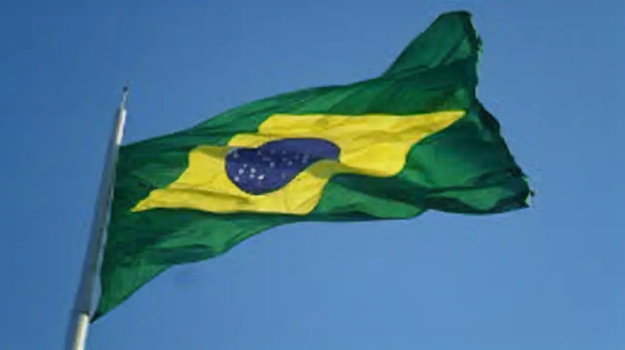 Lula y Flávio Bolsonaro intercambian acusaciones antes del balotaje en Brasil