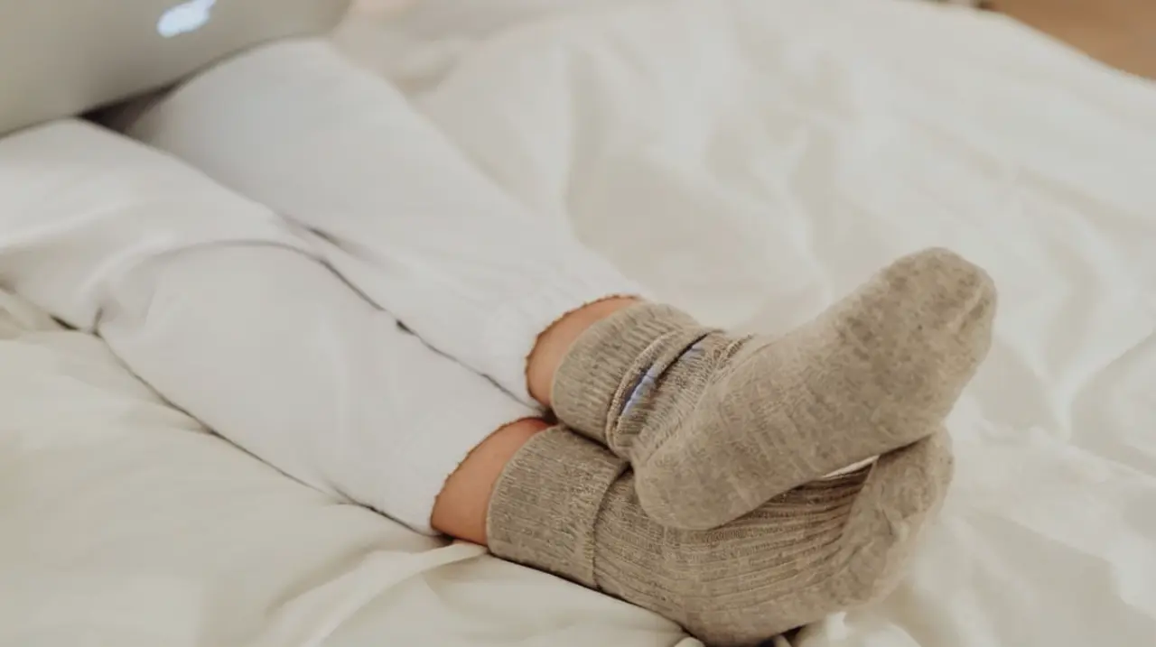 Dormir con medias: qué puede revelar este hábito sobre la personalidad