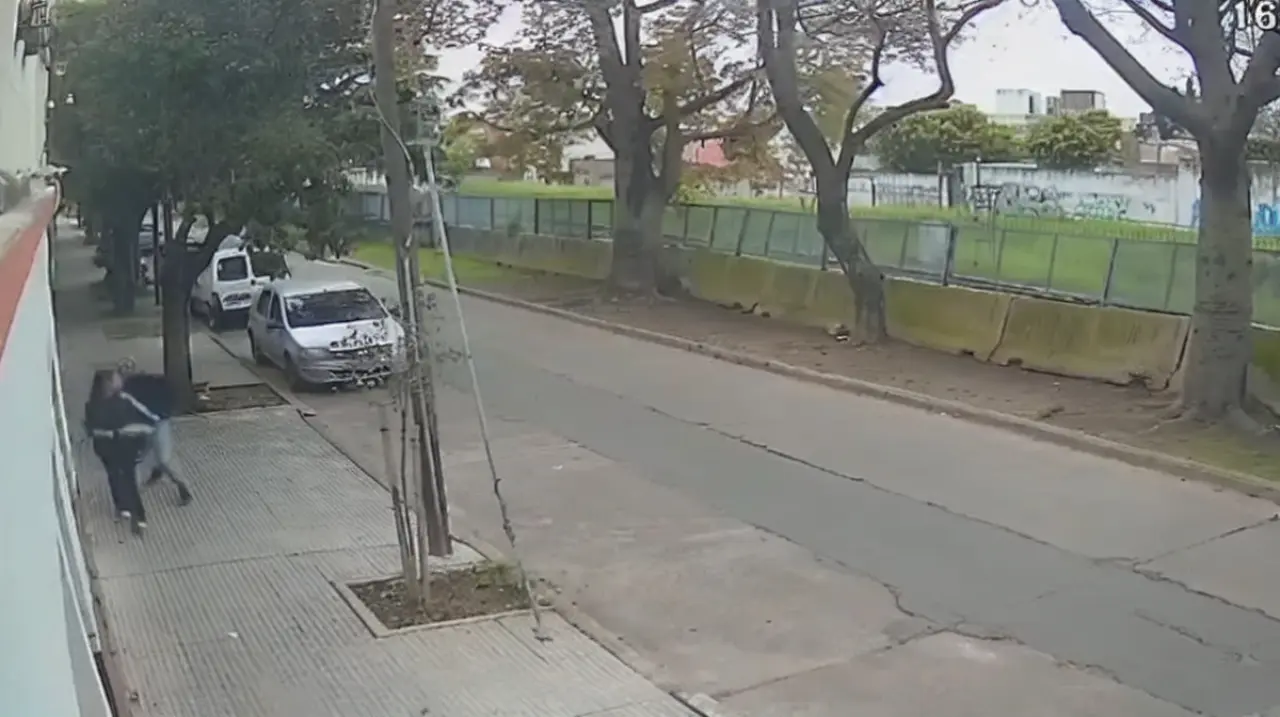 Detuvieron a un joven acusado de golpear a una mujer en Villa Lugano