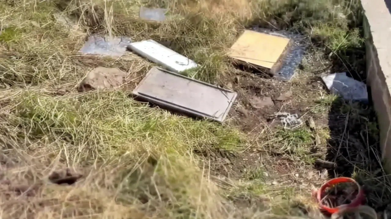 Denuncian vandalismo contra placas y ofrendas argentinas en el cementerio de Darwin
