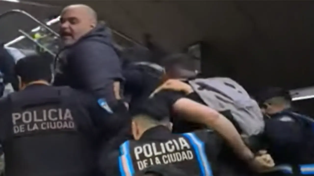 La detención de un delegado gremial desencadenó el paro total de subtes