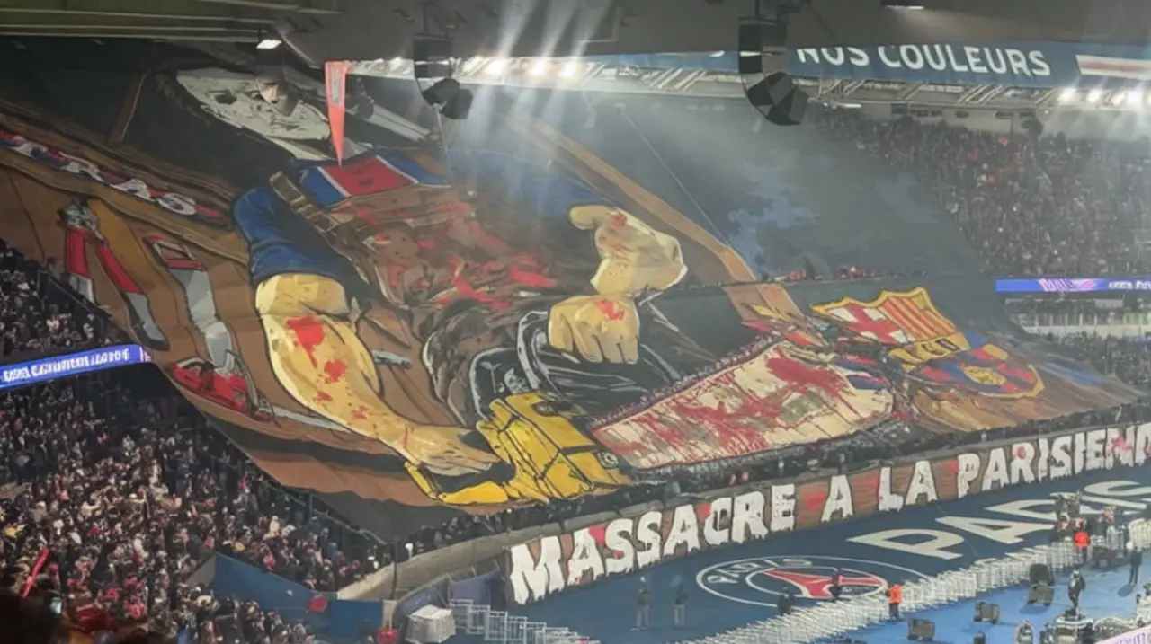 La bandera de terror que la hinchada del PSG mostró ante Barcelona