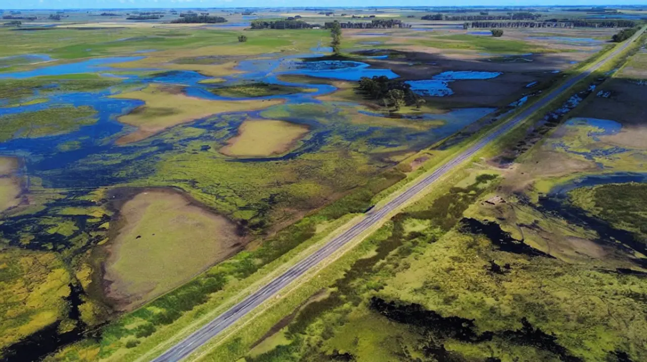 Buenos Aires habilitó usar fondos de caminos rurales para obras contra inundaciones
