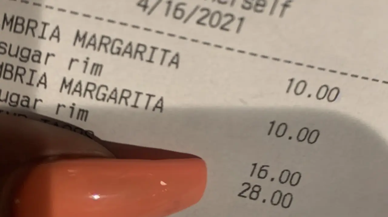 Un ticket de bar desató una discusión sobre cómo se identifica a los clientes