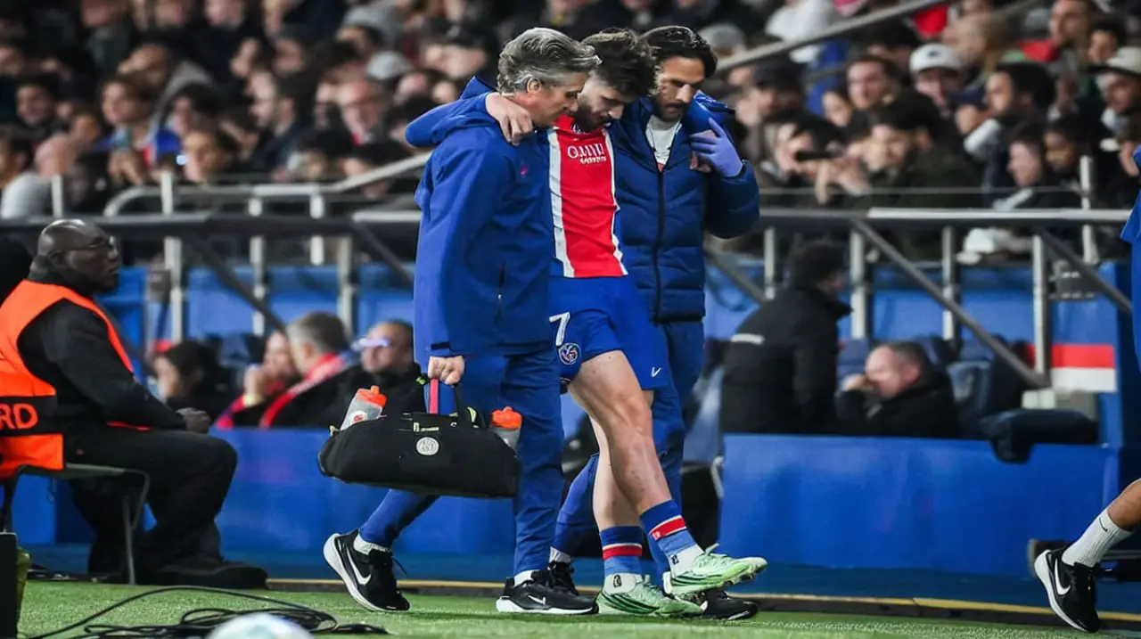 Kvaratskhelia sufrió una rotura del ligamento cruzado y estará al menos seis meses fuera