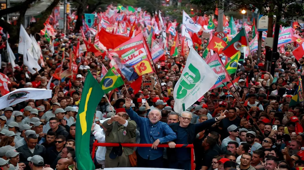 Brasil llega al balotaje con una diferencia mínima entre Lula y Flavio Bolsonaro
