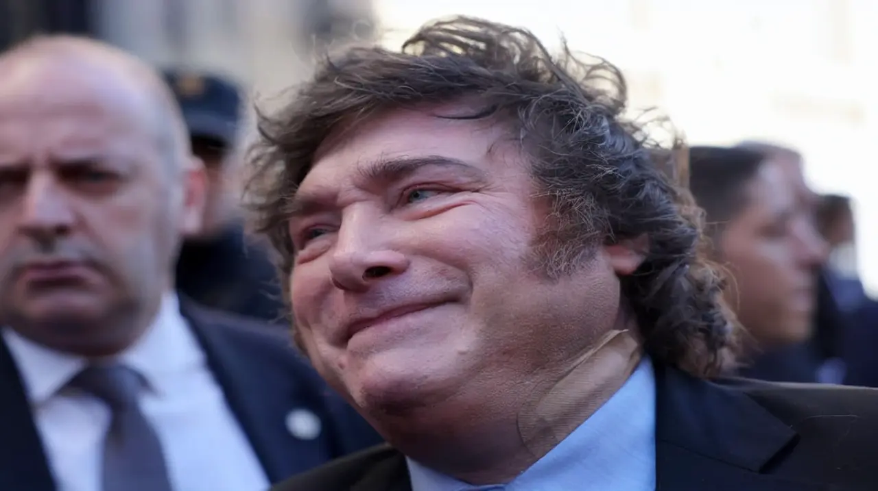 El Gobierno explicó el motivo de la venda que Milei llevó en el cuello durante su visita a España