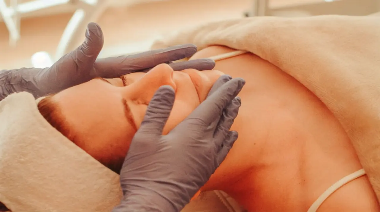 Drenaje linfático y masaje capilar: cómo una sesión ayuda a liberar tensiones del rostro y el cuello