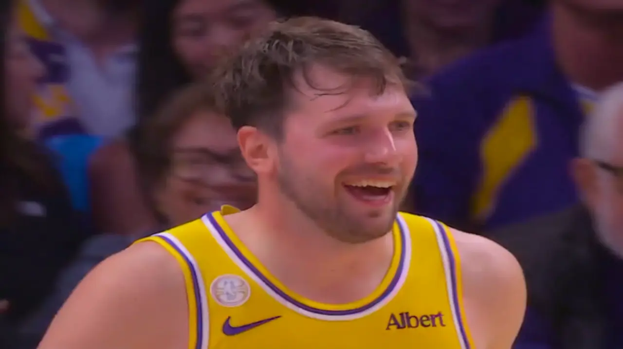 Doncic clavó un triple desde atrás de mitad de cancha y encendió el duelo con Golden State